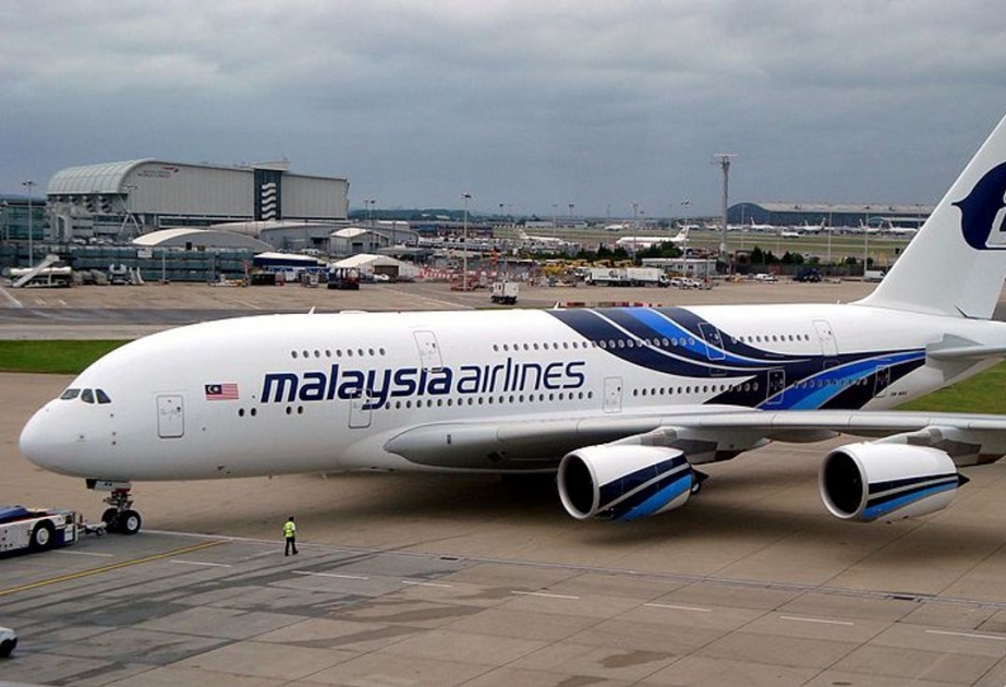 “Malaysia Airlines” şirkətinə məxsus sərnişin təyyarəsi Londonda qəzalı eniş edib