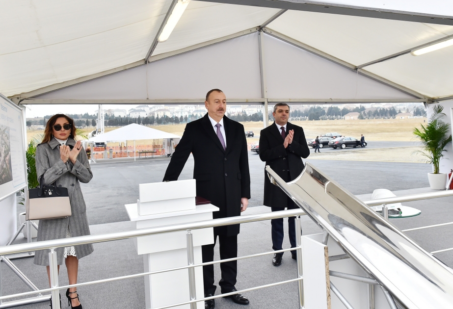 Le président Ilham Aliyev a participé à la cérémonie de pose de la première pierre d’un bâtiment de 9 étages et d’une école dans le Complexe résidentiel Yassamal VIDEO