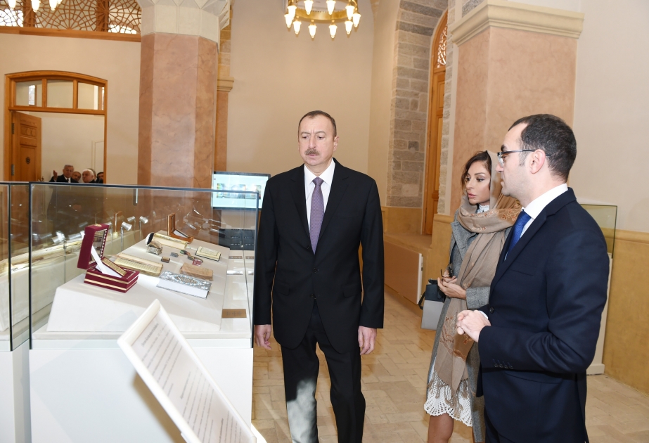 Le président Ilham Aliyev se rend à la mosquée Beyler à Itchéricheher VIDEO
