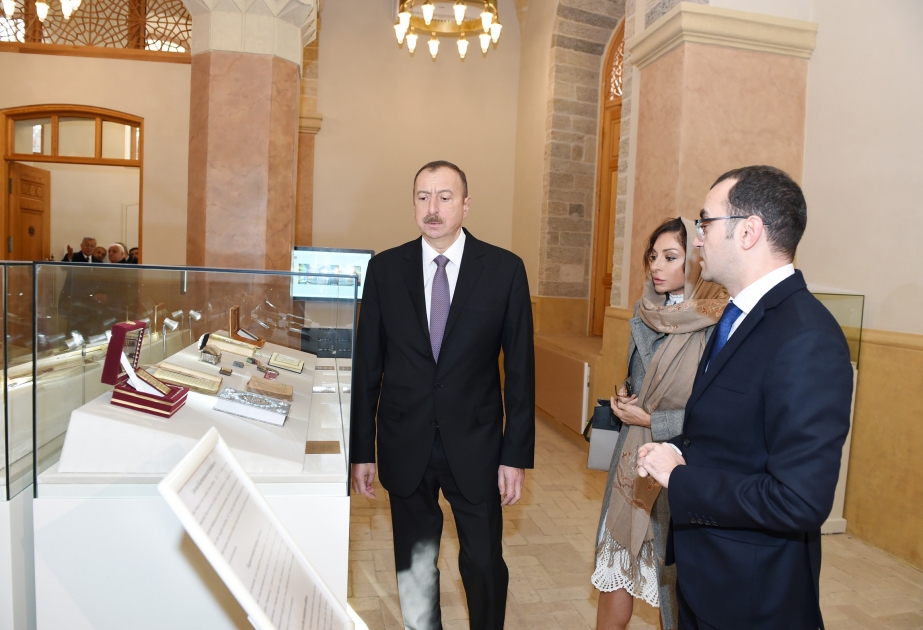 Präsident Ilham Aliyev inspiziert Moschee "Baylar" in Itschäri Schähär nach Konservation VIDEO