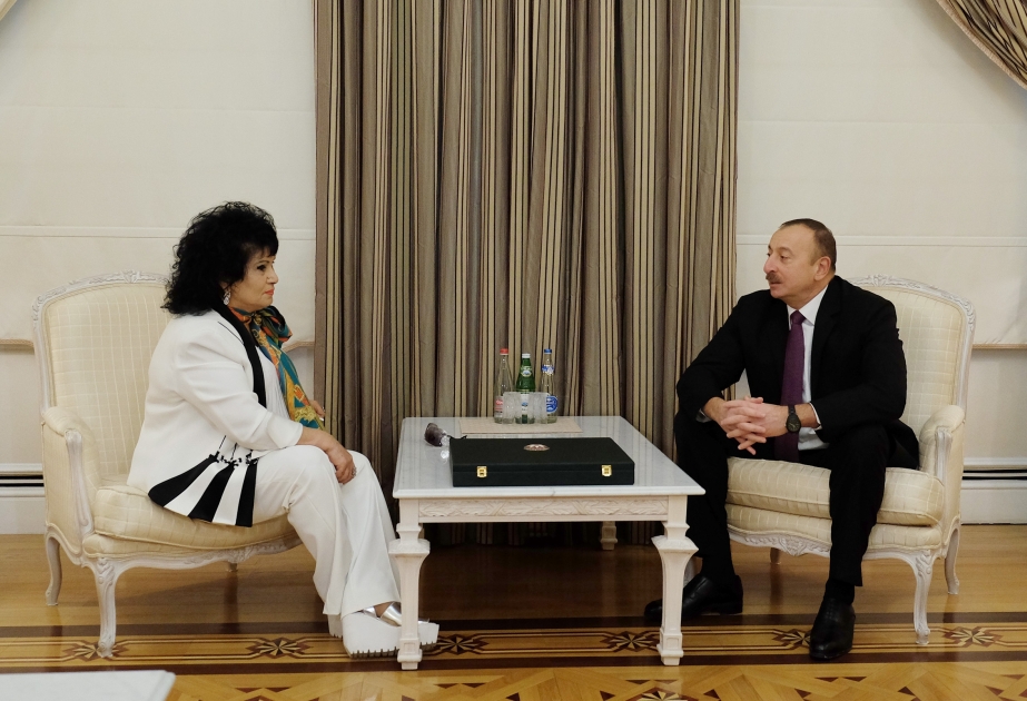 Le président Ilham Aliyev remet l’Ordre Heydar Aliyev à la chanteuse Zeyneb Khanlarova VIDEO