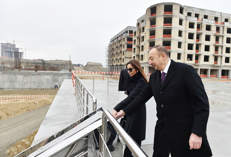 Präsident Ilham Aliyev macht sich mit Verlauf der Arbeiten in “Baku White City" vertraut VIDEO