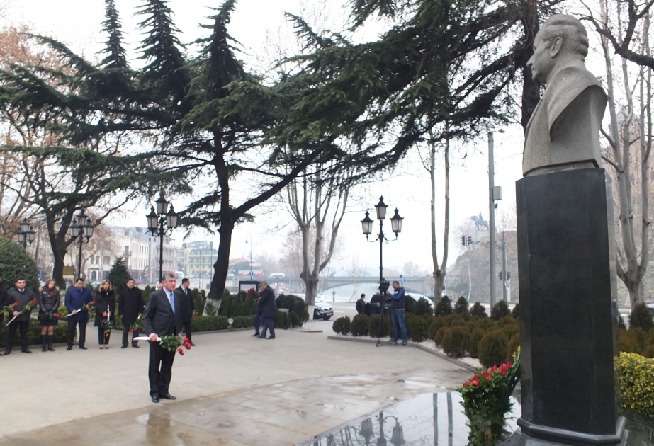 Azərbaycan səfirliyinin əməkdaşları Tbilisidə Ulu Öndərin abidəsini ziyarət ediblər