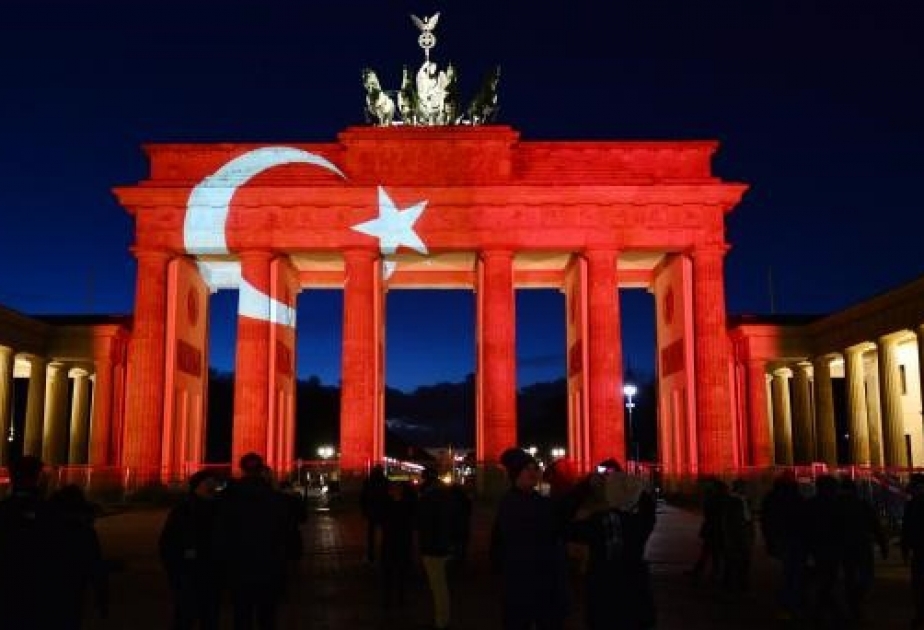Brandenburger Tor erstrahlt in den türkischen Farben