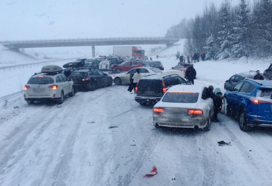 Снег, низкие температуры и гололед стали причиной крупной аварии с участием 30 автомобилей в Швеции