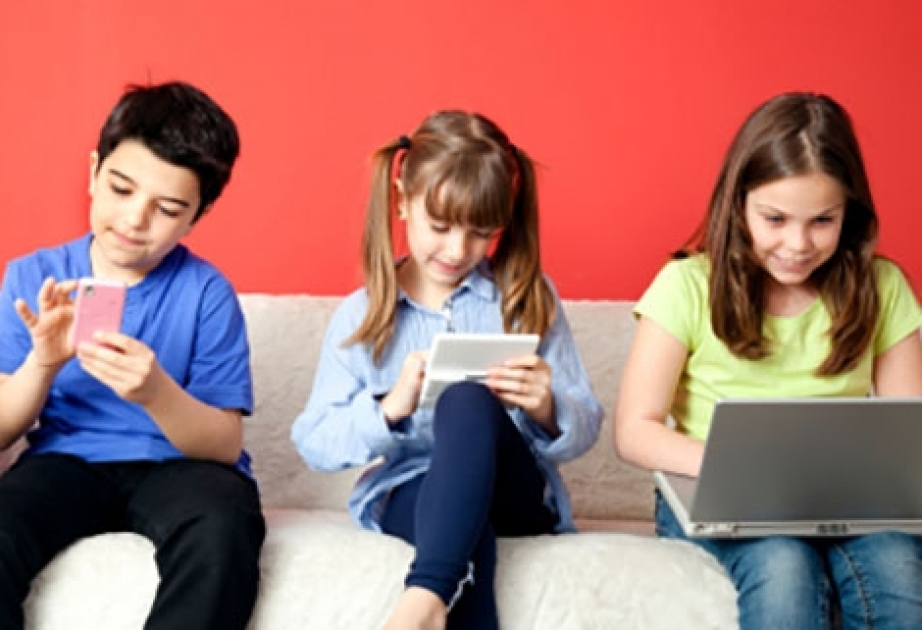 Alimlər: Smartfon uşaqların gözündə quruluq yaradır