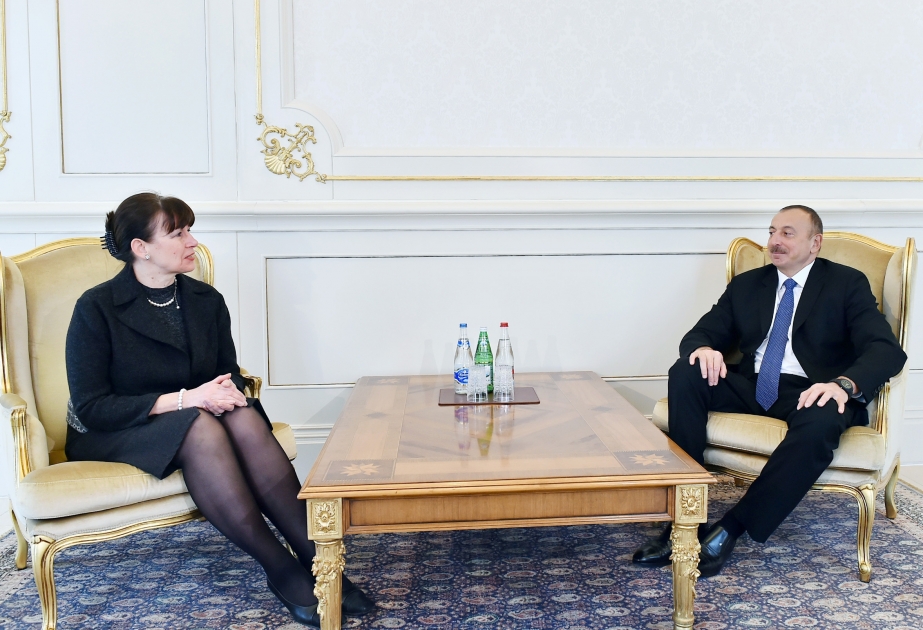 Präsident Ilham Aliyev empfängt die neue Botschafterin von Estland zur Entgegennahme des Beglaubigungsschreibens VIDEO