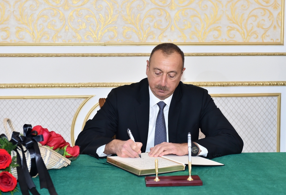 Aserbaidschans Präsident Ilham Aliyev besucht iranische Botschaft in Baku VIDEO
