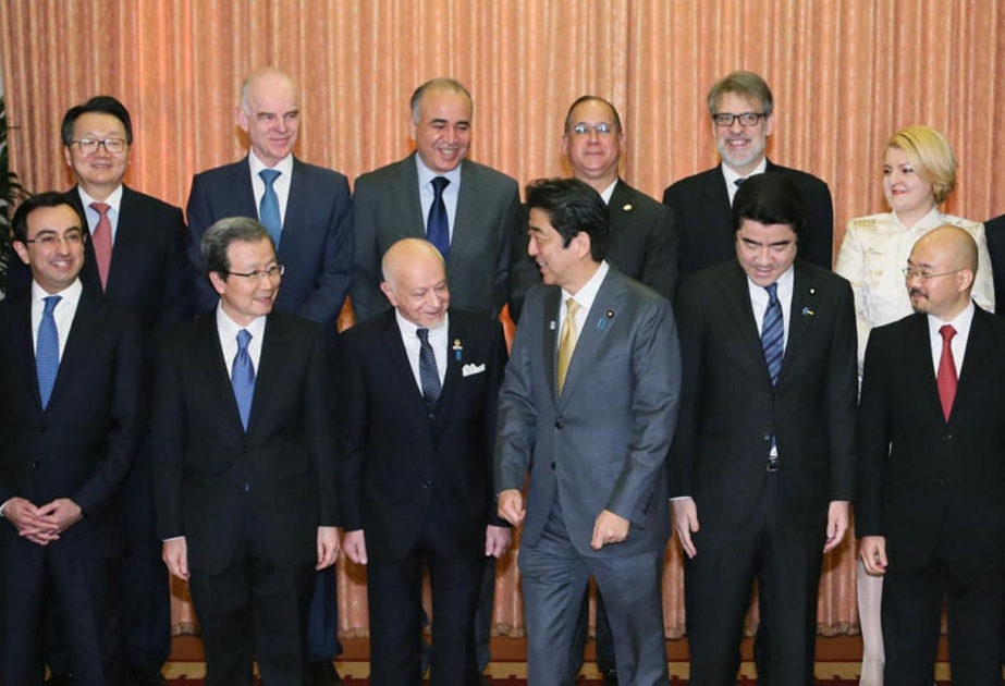 Japanischer Premierminister gibt Essen zu Ehren von das Japanische sprechenden Botschaftern