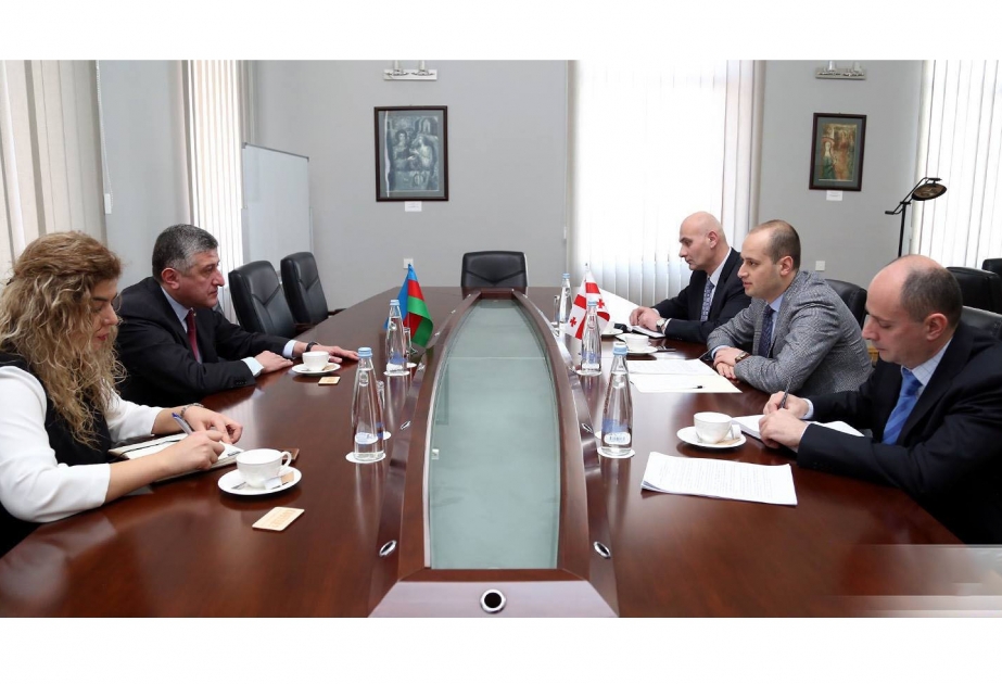 L’ambassadeur d’Azerbaïdjan remet la copie figurée de ses lettres de créance au ministre géorgien des Affaires étrangères