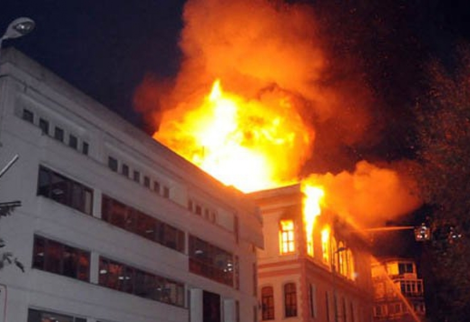 الطوارئ تجلي شخصين من البناية السكنية المحترق طابقها الثالث