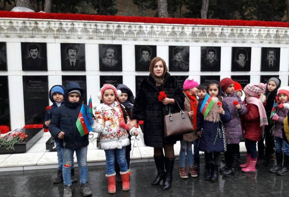 Məktəblilər Şəhidlər xiyabanını ziyarət ediblər