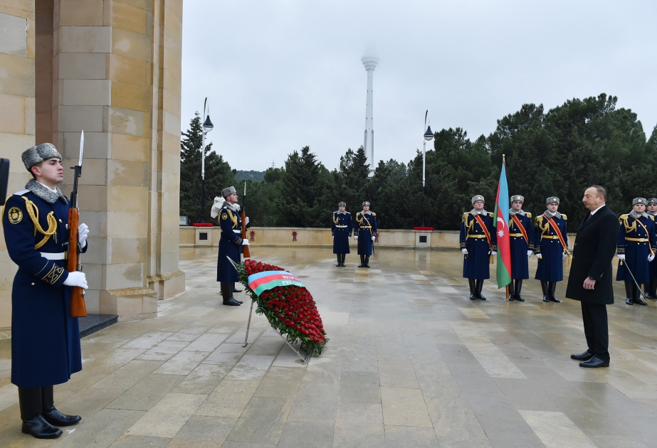 Die blutigen Januarereignisse jähren sich zum 20 MalAserbaidschans Präsident Ilham Aliyev besucht Märtyrerallee VIDEO