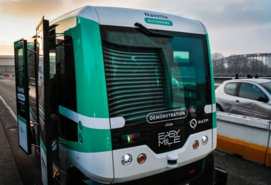 Paris tests free electric shuttles to fight pollution