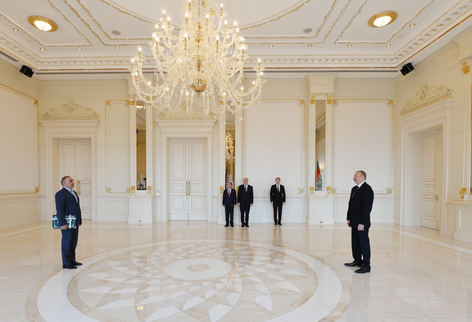 Präsident Ilham Aliyev empfängt neuen pakistanischen Botschafter zur Entgegennahme des Beglaubigungsschreibens VIDEO