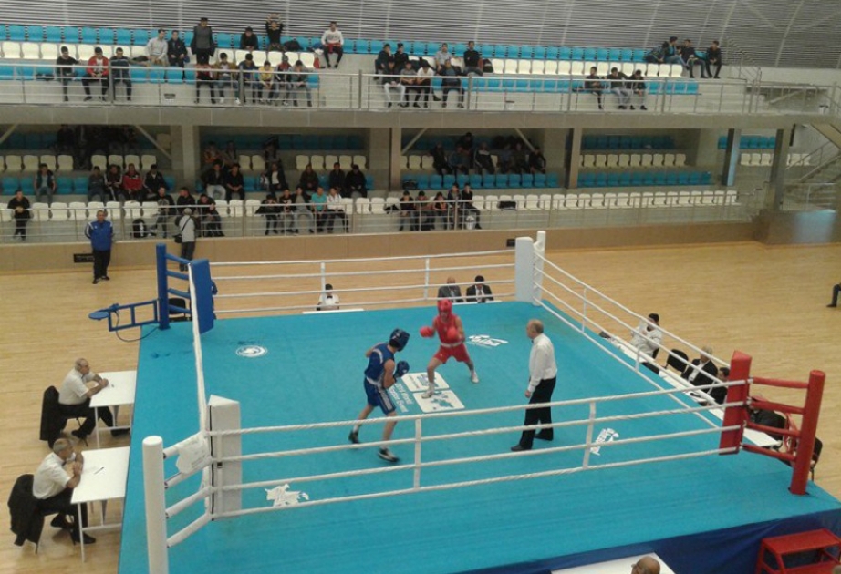 Qadınlar və kişilər arasında boks üzrə Azərbaycan çempionatı davam edir
