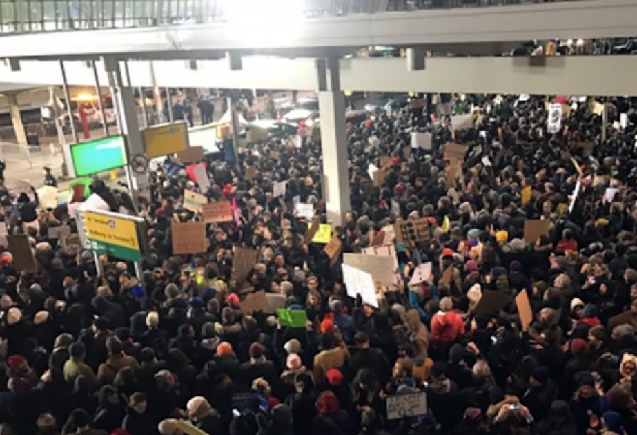 В аэропортах США проходят массовые акции протеста