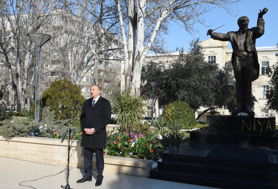 Präsident Ilham Aliyev enthüllt Denkmal von Maestro Niyazi VIDEO