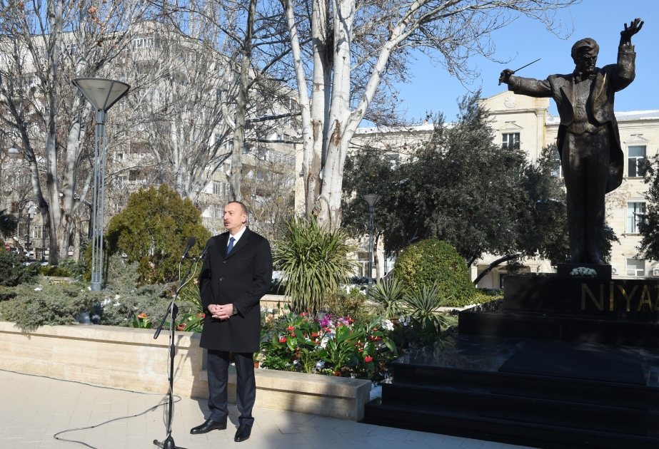 Le président de la République à l’inauguration d’un monument à l’éminent chef d’orchestre Niyazi VIDEO