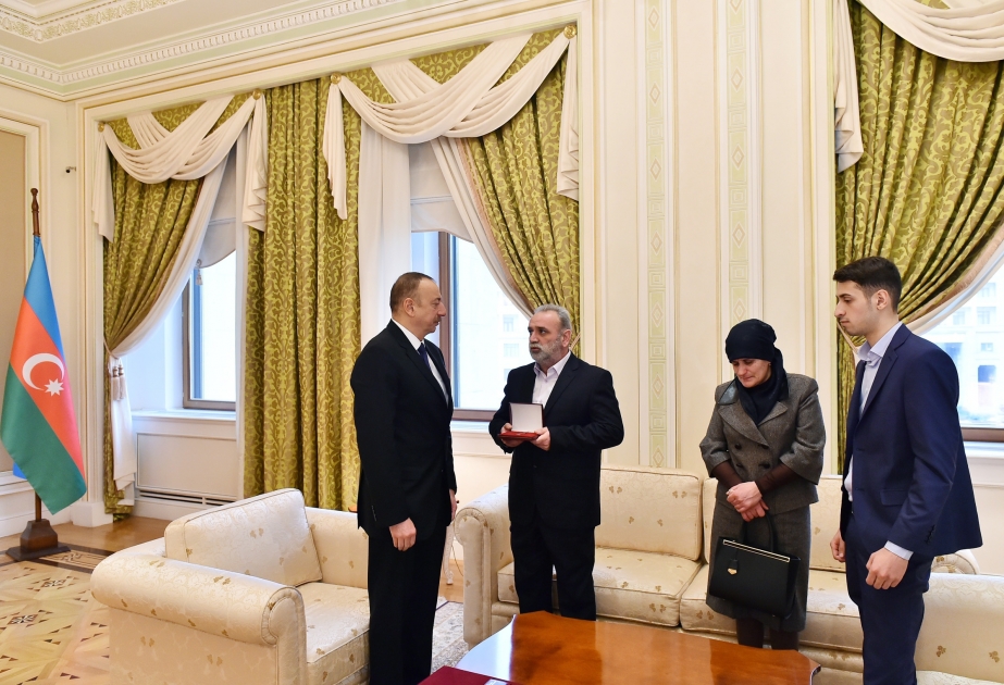 Präsident Ilham Aliyev trifft sich mit Familienmitgliedern des Nationalhelden Chingiz Gurbanov VIDEO