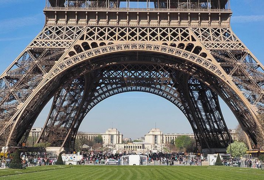 Paris to erect bulletproof wall around Eiffel Tower