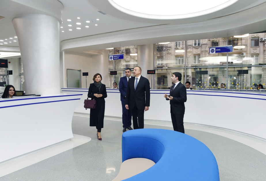 Präsident Ilham Aliyev nimmt an der Eröffnung eines neuen Servicezentrums in der Postfiliale Nr.1 in Baku VIDEO