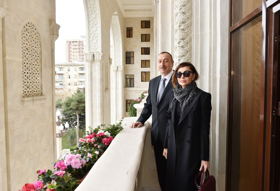 Präsident Ilham Aliyev besucht gründlich renoviertes Verwaltungsgebäude der geschlossenen AG "Aserbaidschanische Eisenbahn" VIDEO