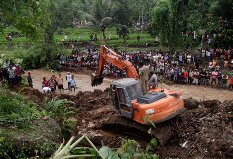 印尼发生山体滑坡 致12人死亡