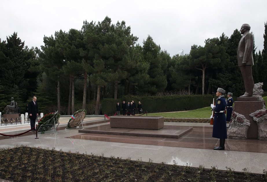 Hommage à la mémoire du leader national Heydar Aliyev et des Martyrs
