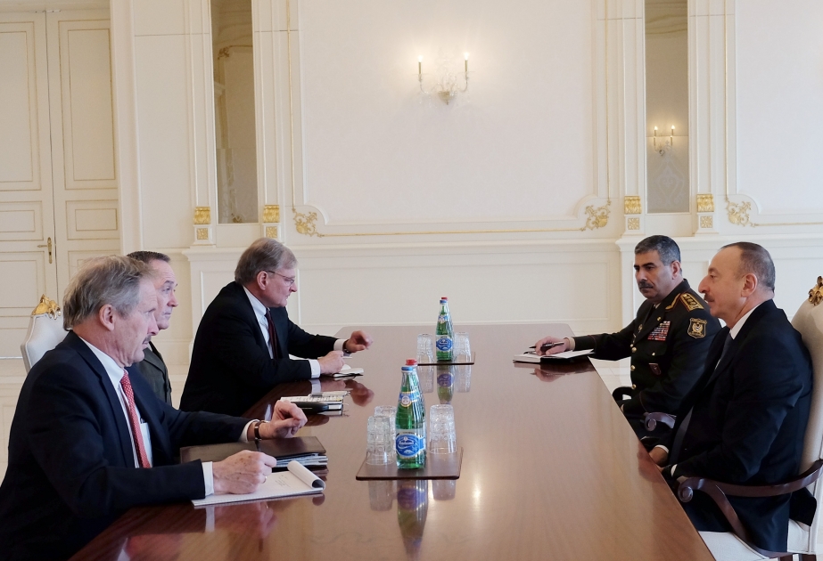 Präsident Ilham Aliyev empfängt Delegation um Vorsitzenden des Ausschusses der Vereinigten Stabschefs von Vereinigten Staaten VIDEO