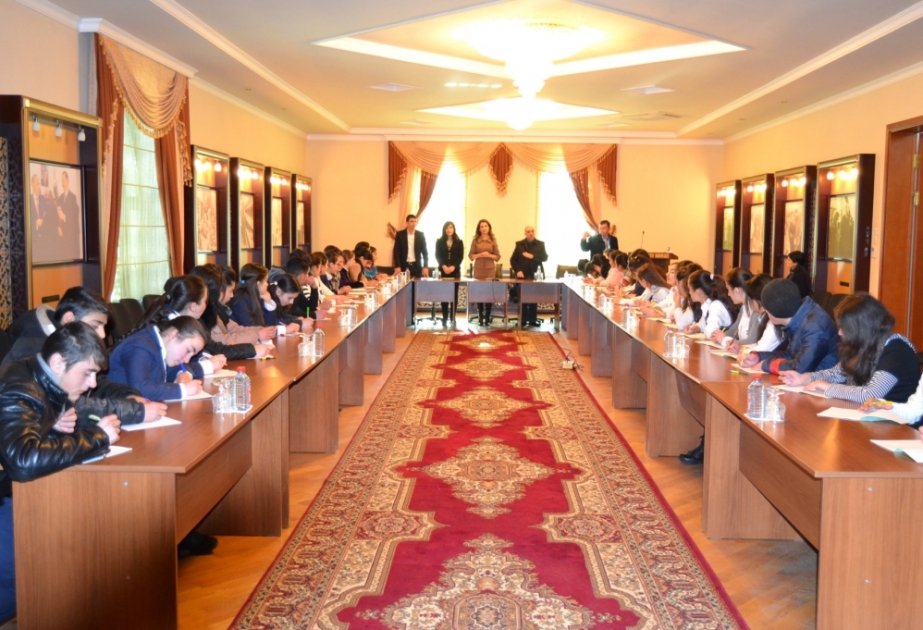 İsmayıllı məktəbliləri Xocalı soyqırımı ilə bağlı kədər hisslərini qələmə alıblar