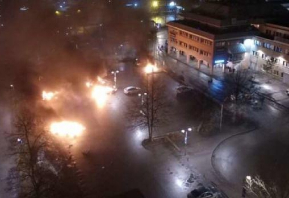 Rioters set cars on fire in Stockholm