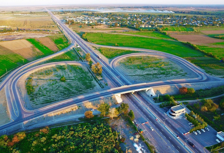 Avtomobil yolları işçiləri Azərbaycanda yol infrastrukturunun formalaşmasında əhəmiyyətli rol oynayırlar