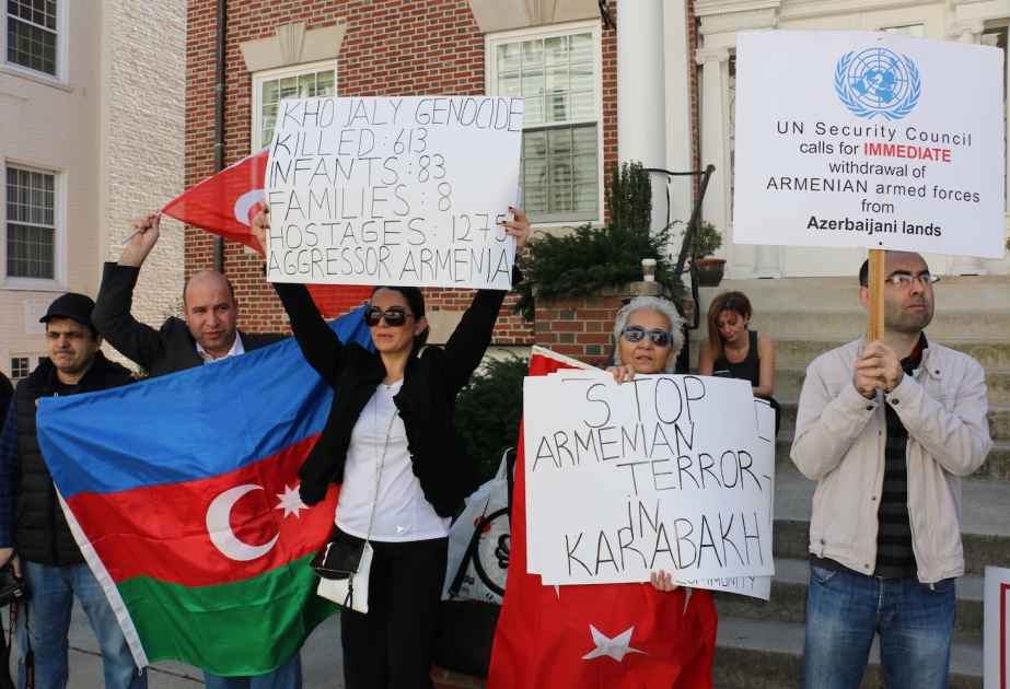 Xocalı soyqırımının 25-ci ildönümü ilə əlaqədar Ermənistanın Vaşinqtondakı səfirliyi qarşısında etiraz aksiyası keçirilib VİDEO