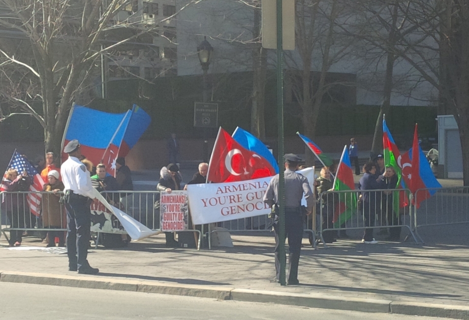 Un rassemblement à l’occasion du génocide de Khodjaly devant la représentation permanente de l’Arménie auprès de l’ONU