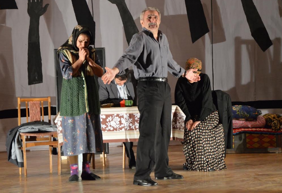 Gənc Tamaşaçılar Teatrının kollektivi Pirallahıda tamaşaçılar qarşısında çıxış edib