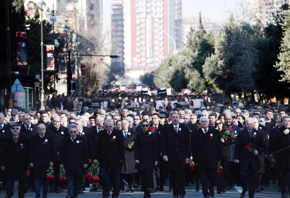 In Baku findet Volksaufzug anlässlich des 25. Jahrestages des Völkermords von Chodschali statt  Präsident Ilham Aliyev und Erste Vizepräsidentin Mehriban Aliyeva nahmen am Aufmarsch teil  AKTUALISIERT VIDEO
