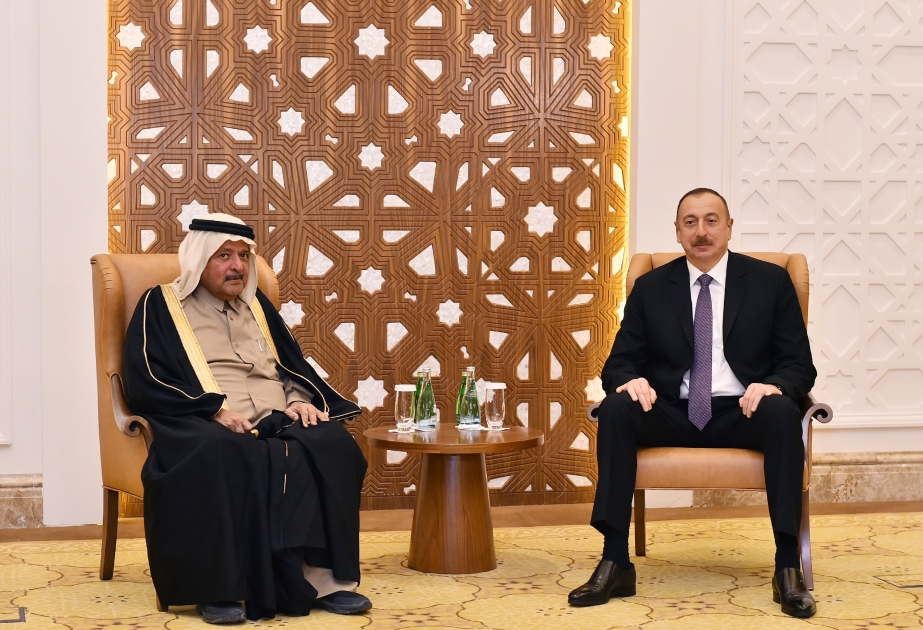 Präsident Ilham Aliyev trifft sich in Doha mit Chef der Gesellschaft "Al Faisal Holding" und Vorsitzenden des Verbandes der Geschäftsleute von Katar VIDEO