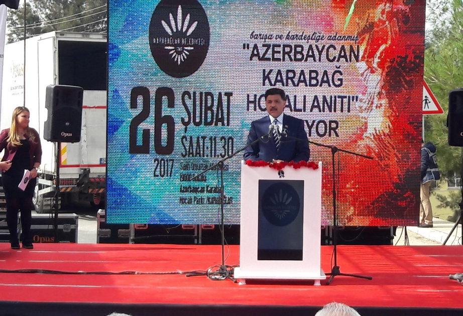 İzmirin Karabağlar rayonunda Xocalı soyqırımı qurbanlarının xatirəsinə abidə ucaldılıb
