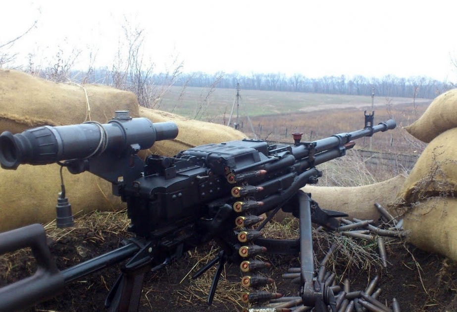 Feindliche Einheiten beschießen aserbaidschanische Positionen mit großkalibrigen Minenwerfern und Maschinengewehren