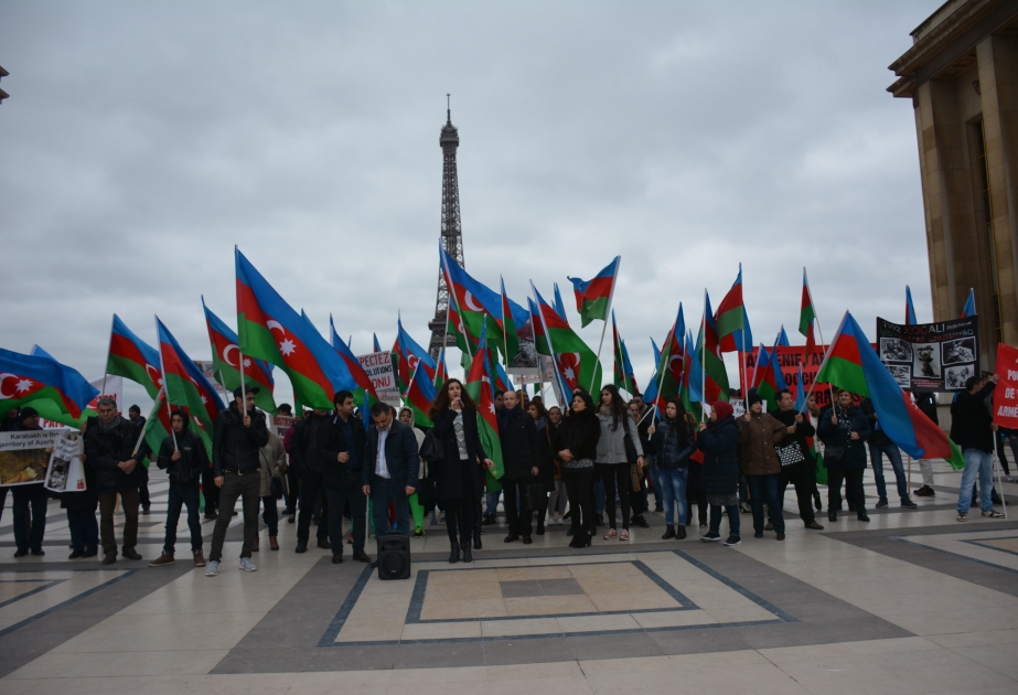 Azərbaycan diasporu Ermənistan prezidentinin Fransaya səfəri ilə əlaqədar Parisdə etiraz aksiyası keçirib VİDEO