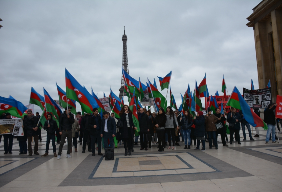 La diaspora azerbaïdjanaise proteste contre la visite du président arménien en France VIDEO