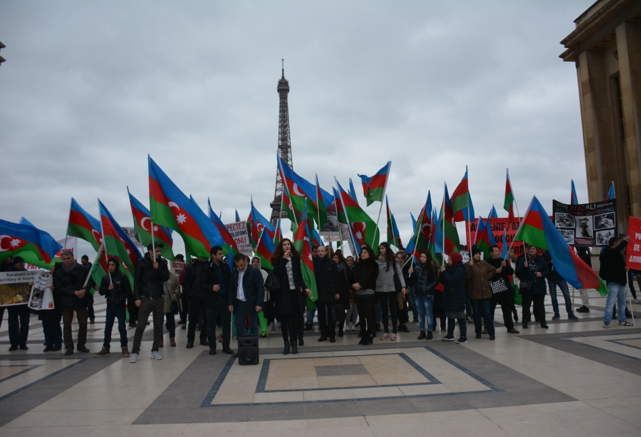 Aserbaidschanische Diaspora protestiert gegen Besuch von Armeniens Präsident in Frankreich VIDEO