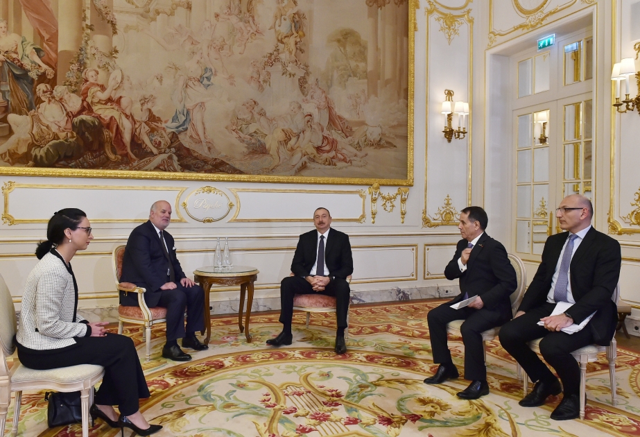 Präsident Ilham Aliyev kommt mit Präsident der Gesellschaft Vivaction VIDEO