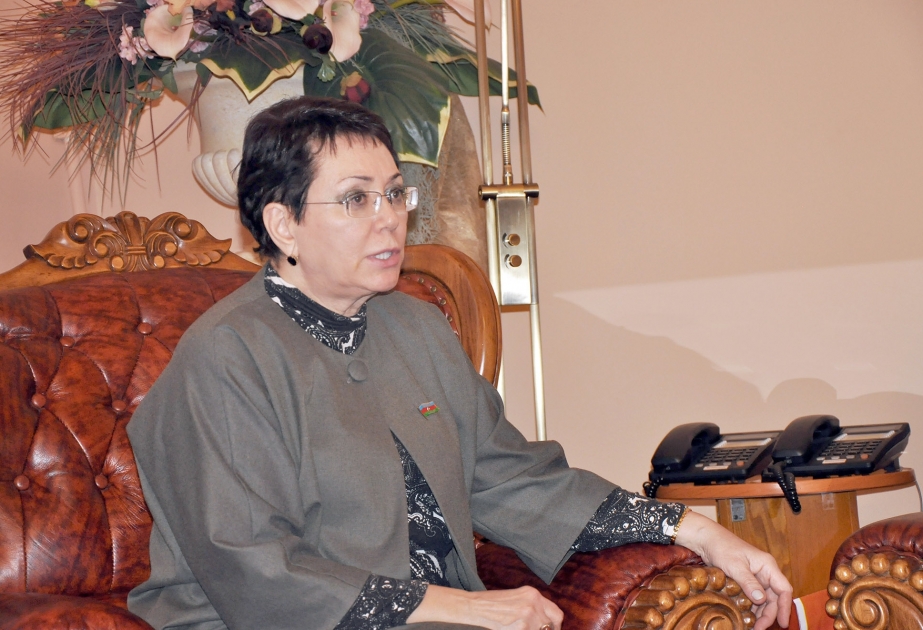 Elmira Axundova: Azərbaycanlılar həmişə rus dilinə və mədəniyyətinə can atıblar