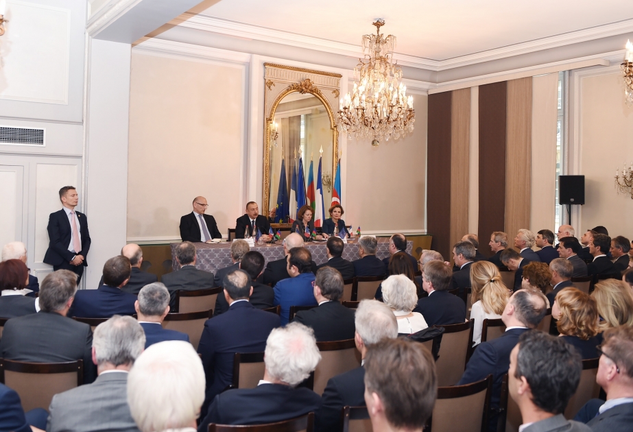 Paris : le président Ilham Aliyev rencontre les membres du conseil d’affaires du MEDEF VIDEO