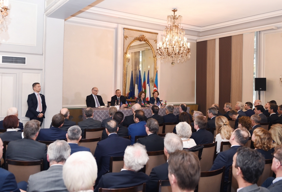 الرئيس الأذربيجاني يلتقي أعضاء مجلس الأعمال لـ