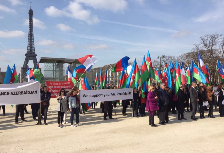 В Париже состоялась акция в поддержку Президента Азербайджана Ильхама Алиева ВИДЕО