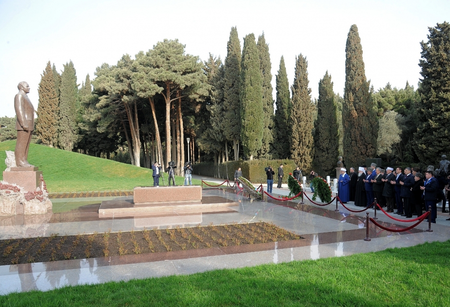 Participants of international conference on Islamic solidarity pay tribute to national leader Heydar Aliyev