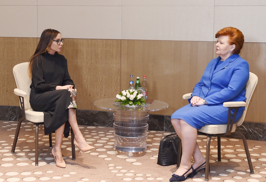 Treffen zwischen der Ersten Vizepräsidentin Mehriban Aliyeva mit Ex-Präsidentin von Lettland Vaira Vike-Freiberga VIDEO